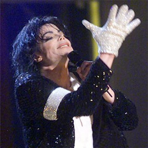 Michael Jackson ţinea în braţe o păpuşă când a murit