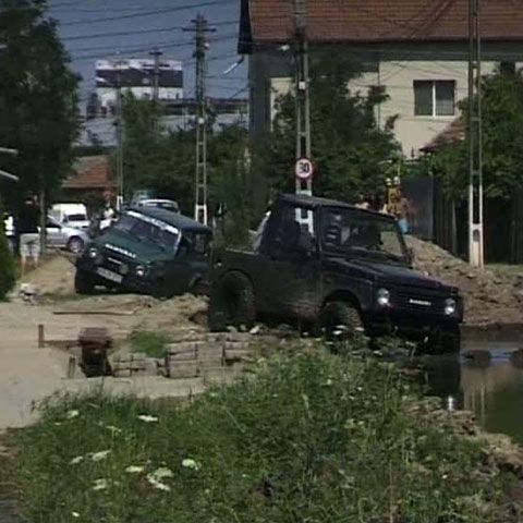 Off-road pe o stradă inundată din Arad. VEZI VIDEO
