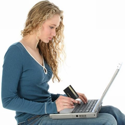 Peste jumătate dintre româncele din mediul urban folosesc foarte des internetul