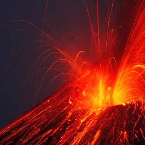 IMAGINI UIMITOARE: Erupţia vulcanului Anak Krakatoa