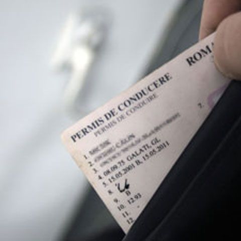 Întrebările de la examenul pentru carnetul de şofer au fost postate pe site-ul Direcţiei Permise