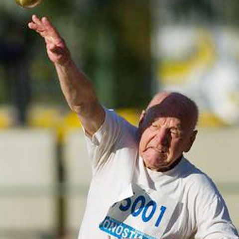 Un austriac în vârstă de 100 de ani a participat la un concurs de aruncarea greutăţii!