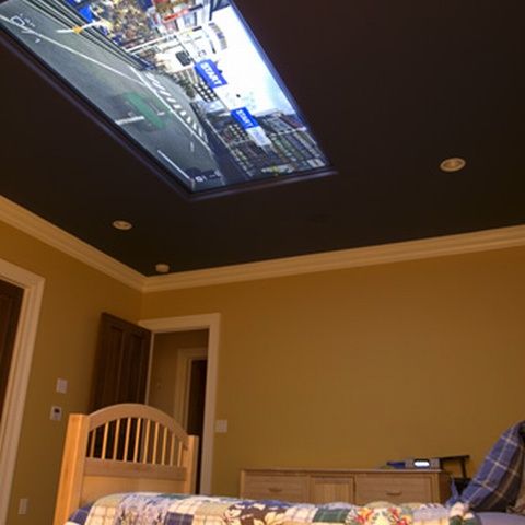 Mamă grijulie montează pentru fiul său un ecran cu diagonala de 2,5 metri pe tavanul dormitorului