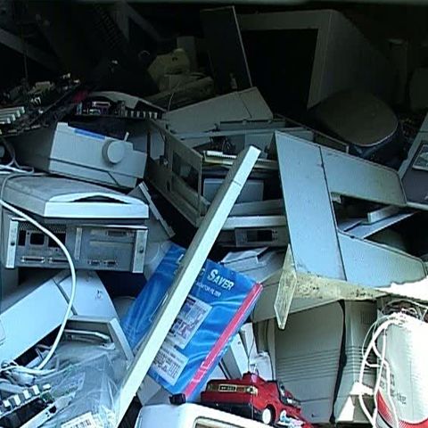 35% dintre români dau electrocasnicele uzate altor persoane