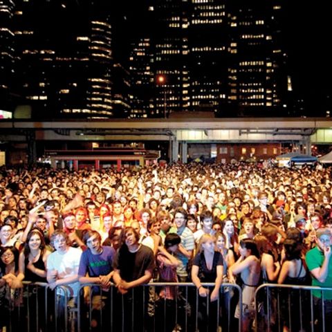 Biletele la concertele starurilor mondiale se vând şi pentru doar un dolar, din cauza crizei