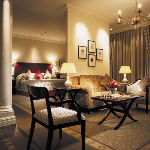 Hotelurile de lux din Londra exploatează imigranţi, între care şi români, scrie The Times