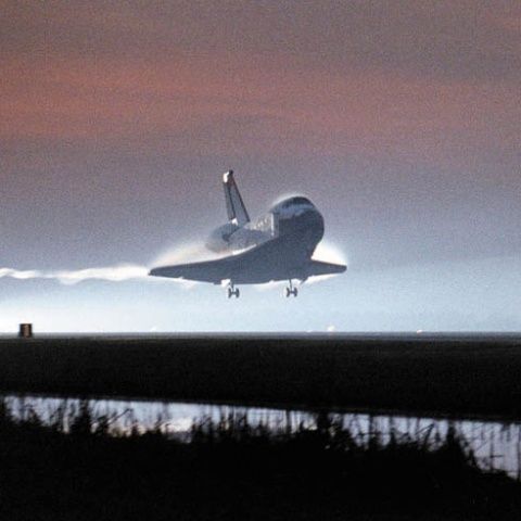 Naveta Endeavour a aterizat vineri după o misiune de 16 zile. LIVE de la Kennedy Space Center