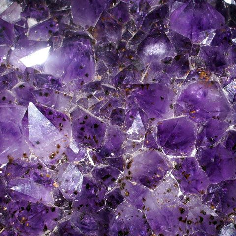 Cea mai scumpă piatră de la târgul "Vara Cristalelor" costă 3.000 de euro