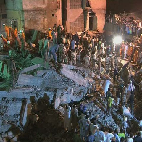 Un bloc cu cinci etaje s-a prăbuşit la Karachi, în sudul Pakistanului 