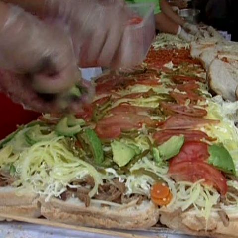 150 de bucătari şi voluntari mexicani au realizat un sandviş uriaş 