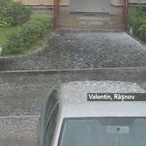 Furtună puternică şi căderi de grindină, sâmbătă după-amiază, în Râşnov