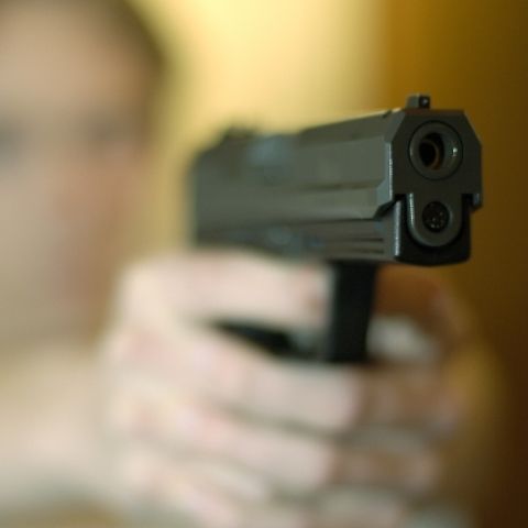 Un tânăr de 28 de ani a fost împuşcat mortal de un poliţist pentru că asculta muzica prea tare