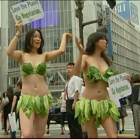 Fete îmbrăcate doar în frunze de salată au protestat la Tokyo - VEZI FOTO