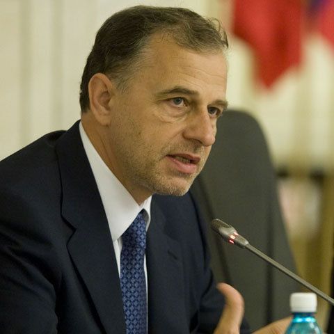 Mircea Geoană: Aruncarea în stradă a 20% din funcţionarii publici este o măsură primitivă