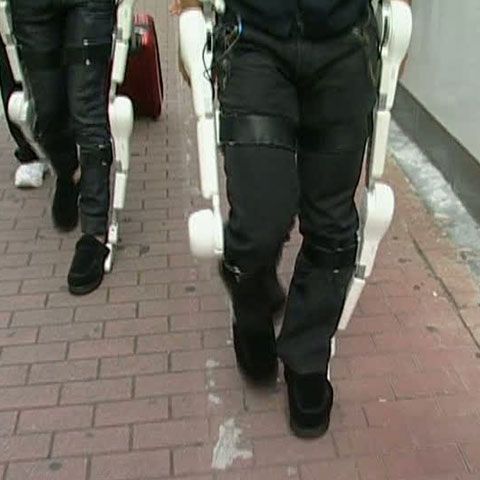 HAL, un costum-robot care îi ajută să meargă pe cei cu dizabilităţi 
