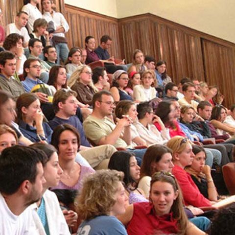 Studenţii la fără frecvenţă vor fi obligaţi să vină la facultate şi pe perioada anului, nu doar la examene