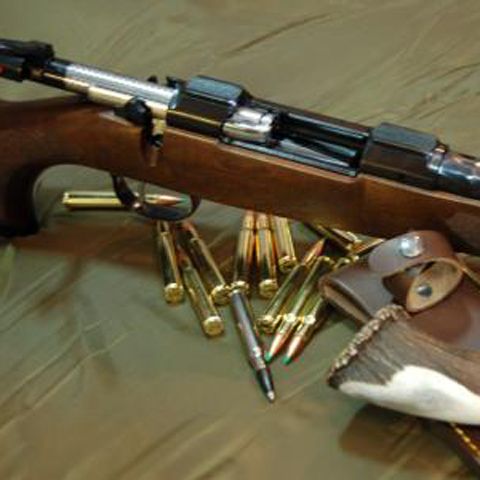 Un tânăr de 18 ani a fost împuşcat după ce o armă s-a descărcat accidental