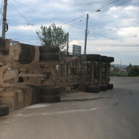 DE 70, blocat mai bine de două ore, după ce o cisternă cu dioxid de carbon s-a răsturnat pe şosea