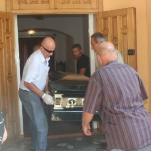 Maşini scumpe, orchestră şi mâncare din belşug, la priveghiul bărbatului ucis la Timişoara