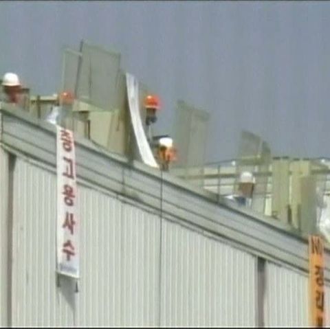 Zeci de muncitori concediaţi au ocupat o fabrică din Coreea de Sud 