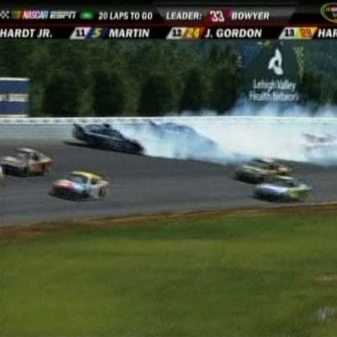 Un pilot de la Raliul Nascar a reuşit să iasă în decor de două ori în doar un minut 