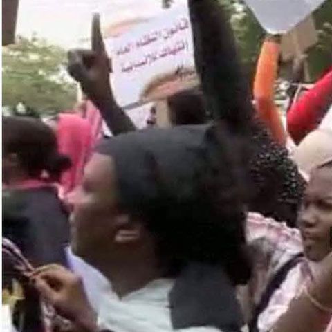 Sudan: Susţinătorii femeii judecate pentru că a purtat pantaloni, bătuţi de poliţie