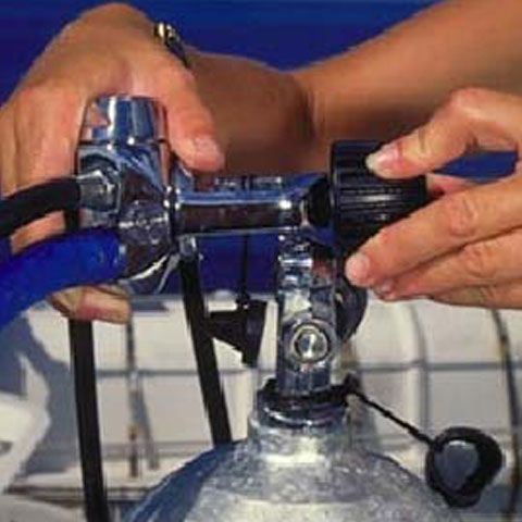 Un ieşean certăreţ a vrut să-şi arunce blocul în aer din cauza neînţelegerilor cu vecinii