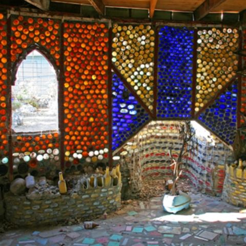 O bunicuţă a creat un sat din mii de sticle - GALERIE FOTO