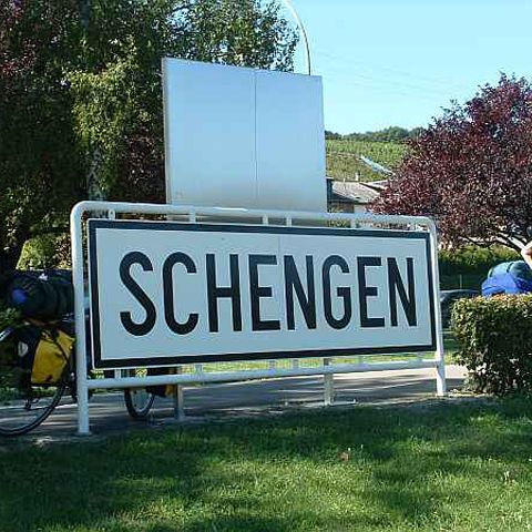 România achiziţionează echipamente pentru dotarea Schengen a 70 de consulate