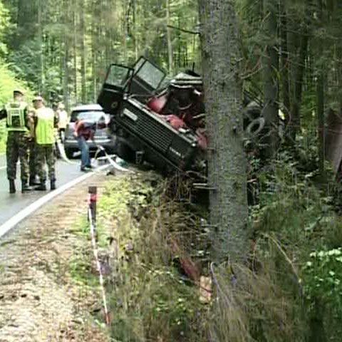 Accident cu repetiţie pe DN1A: Şoferul camionului militar care a omorât o persoană şi a rănit alta a uitat să tragă frâna de mână