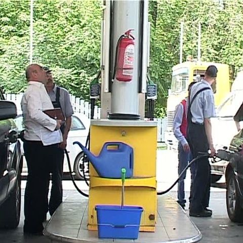 Scumpirea carburanţilor afectează transporturile, alimentele şi construcţiile 