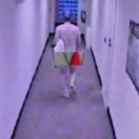 Un hoţ jefuieşte apartamente la pielea goală! - VEZI VIDEO