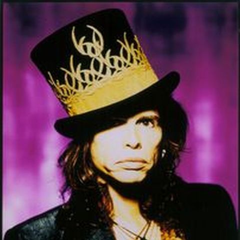 Rocker-ul Steve Tyler a fost transportat la spital după ce a căzut de pe scenă