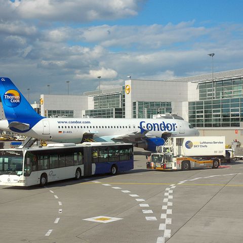 Copil rănit grav pe aeroportul din Frankfurt, după desprinderea unei pasarele
