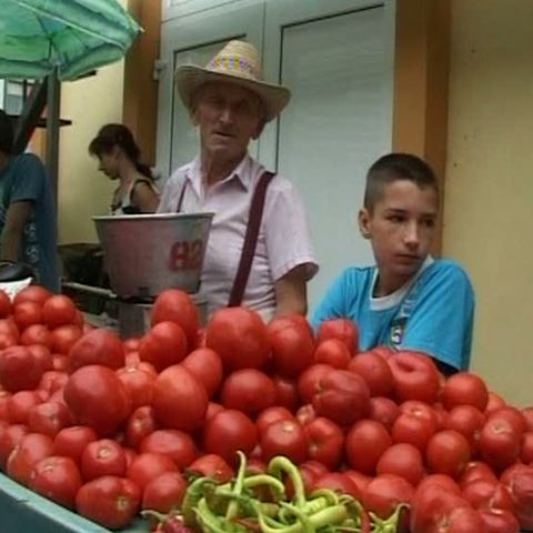 În vacanţă, mulţi dintre copii vând legume şi fructe la tarabe