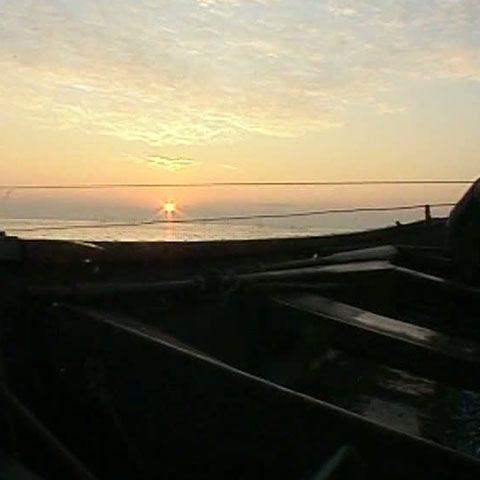 Pescarii se trezesc în fiecare zi, cu noaptea-n cap, ca să meargă pe mare