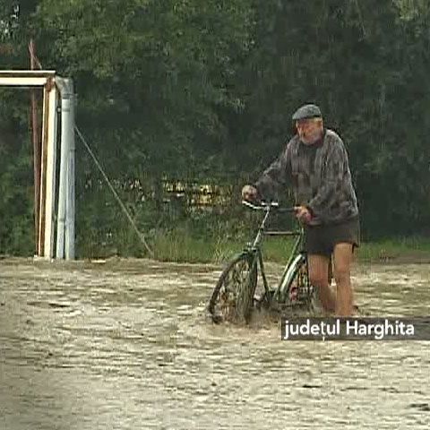 Sute de locuinţe, autoturisme şi străzi au fost afectate de ploile din 6 august