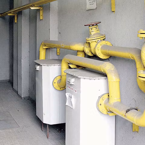  Mai multe case au fost evacuate în Ploieşti, după ce o maşină a fisurat o conductă de gaze