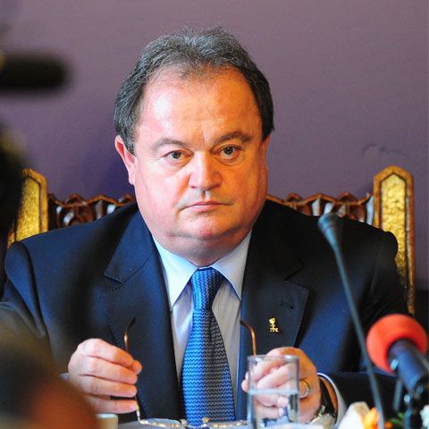 V. Blaga: Guvernul îşi va asuma răspunderea în Parlament pe legile educaţiei