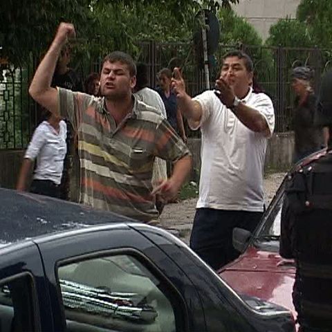 Mai multe persoane s-au bătut la o terasă din centrul oraşului Caracal 