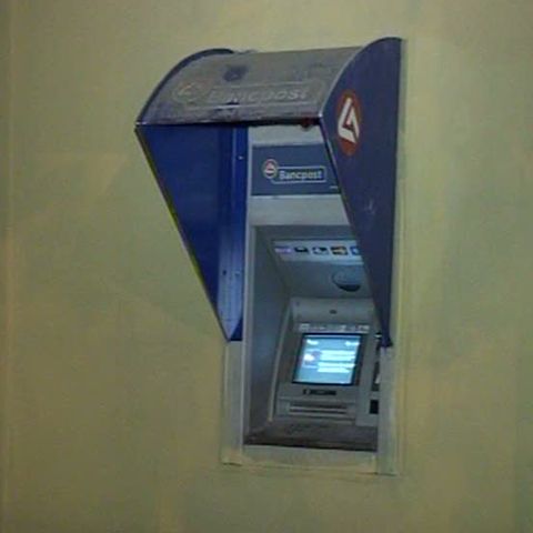 Câteva persoane au încercat să spargă un bancomat din Capitală 