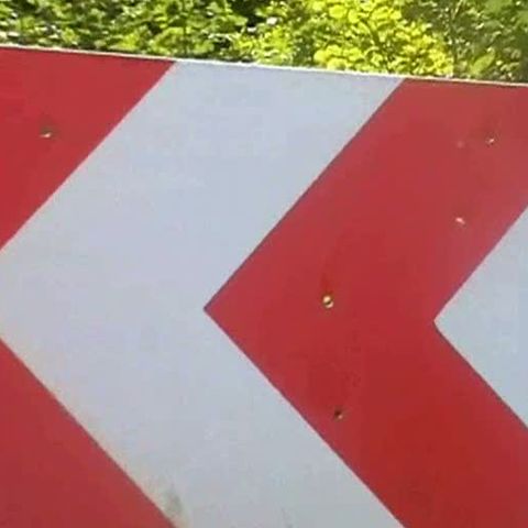 Indicatoarele rutiere din Borşa sunt ciuruite de gloanţe