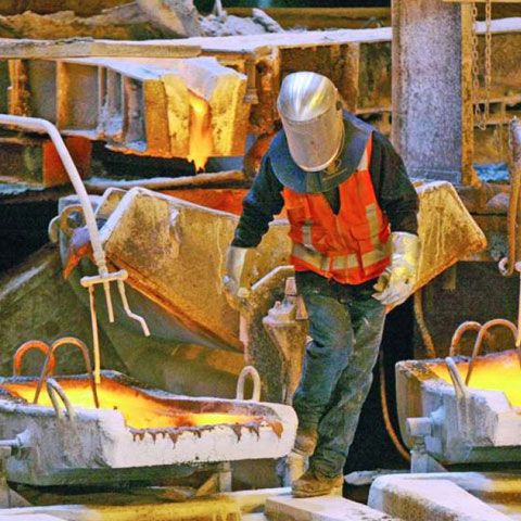 Patru muncitori au fost grav răniţi într-o explozie la o oţelărie din Târgovişte 