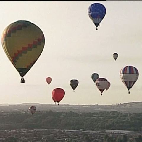 Zeci de baloane cu aer cald s-au întrecut deasupra oraşului Bristol - VEZI VIDEO