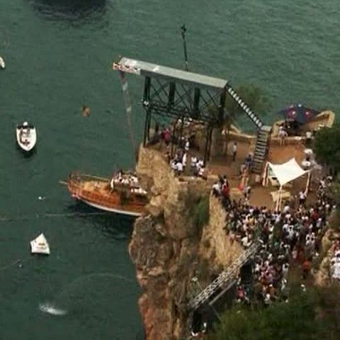 În Antalya şi-au dat întâlnire cei mai buni săritori în apă de la înălţime 