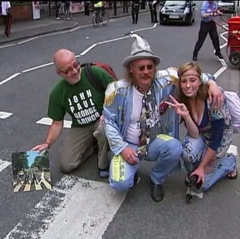 Fanii trupei Beatles s-au adunat la o trecere de pietoni de pe Abbey Road 