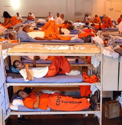 Revoltă într-o închisoare din Los Angeles, 55 de deţinuţi au fost spitalizaţi