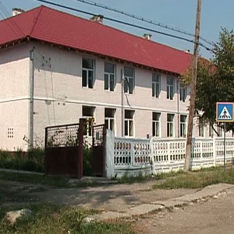 Sute de elevi din Cluj sunt condamnaţi să înveţe în şcoli dărăpănate