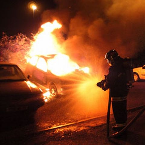 Trei maşini abandonate au ars duminică noapte în sectorul 6 al Capitalei - VEZI VIDEO