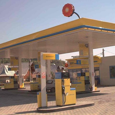 Rompetrol a ieftinit de luni benzina cu cinci bani/litru, iar motorina cu patru bani/litru